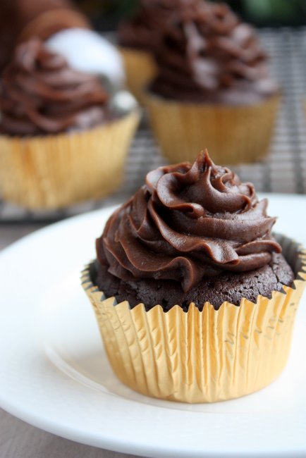 flourless chocolate cupcakes with cream cheese frosting