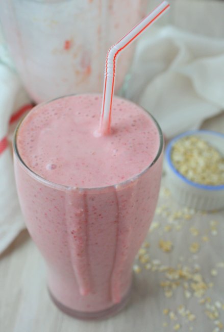 strawberry cream oatmeal smoothie