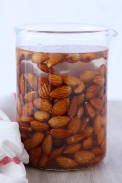 Homemade Almond Milk | thekitchenpaper.com