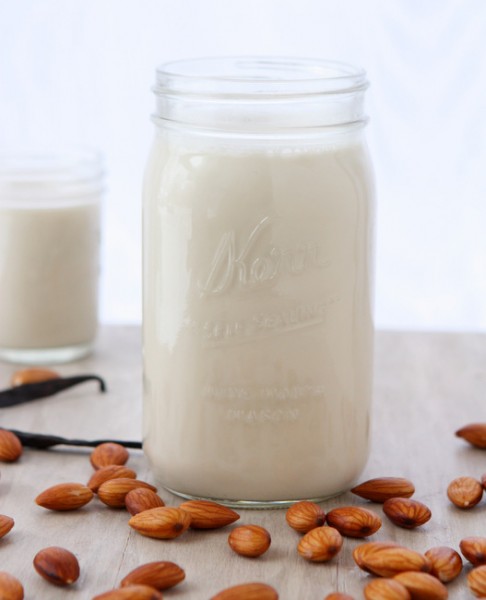 Homemade Almond Milk | thekitchenpaper.com