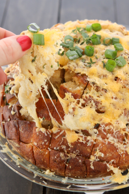 Cheesy Garlic Herb Pull-Apart Bread | thekitchenpaper.com