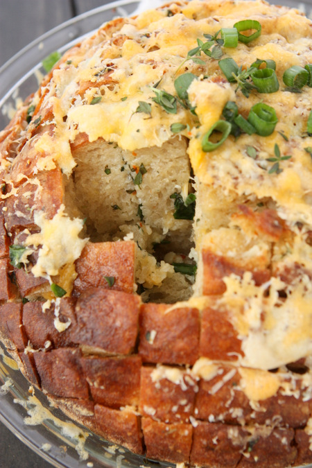 Cheesy Garlic Herb Pull-Apart Bread | thekitchenpaper.com