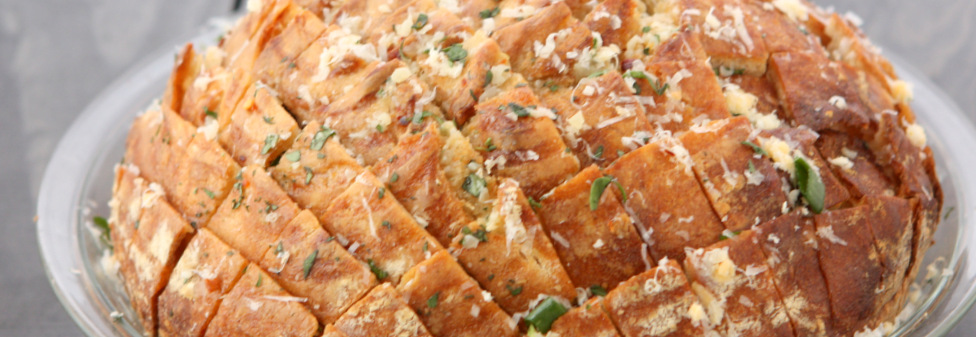 Cheesy Garlic Herb Pull-Apart Bread | thekitchenpaper.com