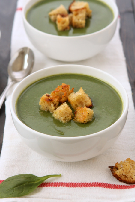 Spinach Soup with Rosemary Garlic Croutons | thekitchenpaper.com