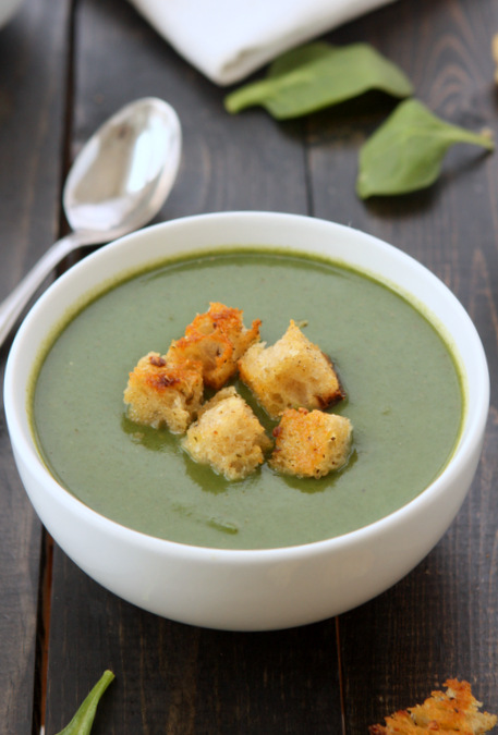 Spinach Soup with Rosemary Garlic Croutons | thekitchenpaper.com