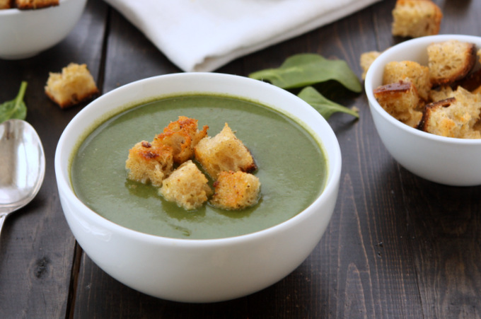 Spinach Soup with Rosemary Garlic Croutons | thekitchenpaper.com