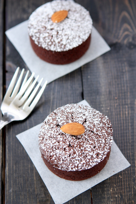 Chocolate Almond Flour Cakes for Two | thekitchenpaper.com