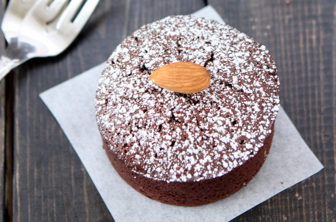 Chocolate Almond Flour Cakes for Two | thekitchenpaper.com