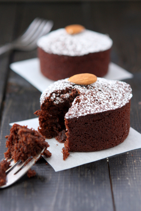 Chocolate Almond Flour Cakes for Two | thekitchenpaper.com