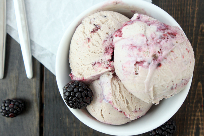 Cardamom Blackberry Ice Cream | thekitchenpaper.com