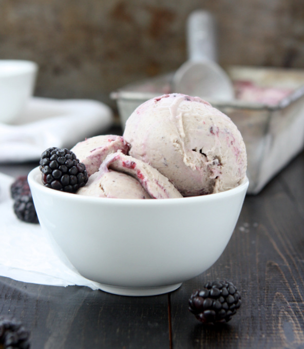 Cardamom Blackberry Ice Cream | thekitchenpaper.com