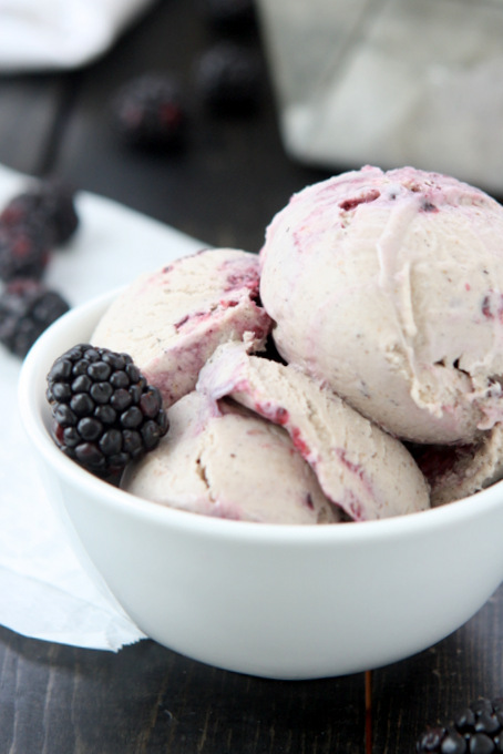 Cardamom Blackberry Ice Cream | thekitchenpaper.com