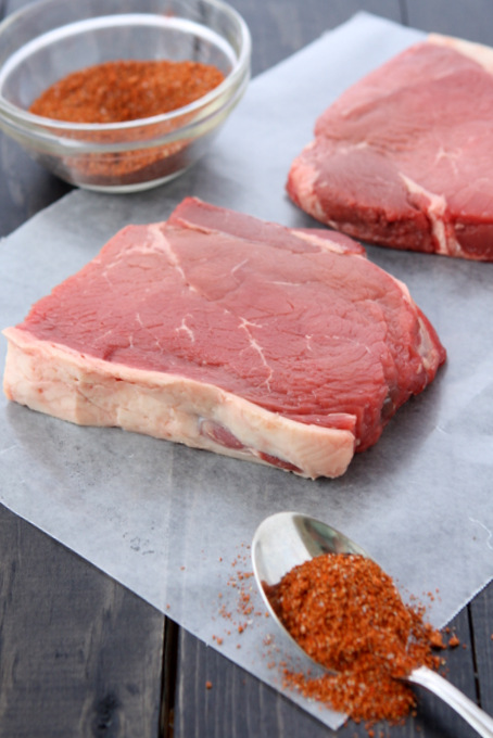 Spicy Brown Sugar Steak Rub | thekitchenpaper.com