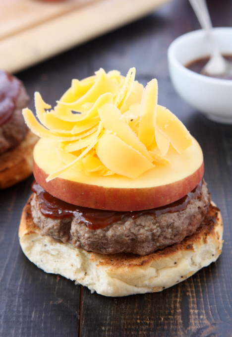 Cheddar Apple BBQ Burgers | thekitchenpaper.com