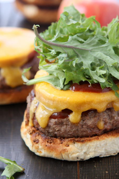 Cheddar Apple BBQ Burgers | thekitchenpaper.com