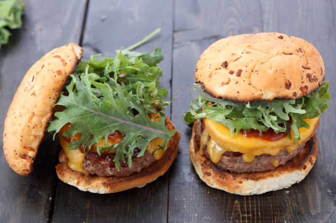 Cheddar Apple BBQ Burgers | thekitchenpaper.com