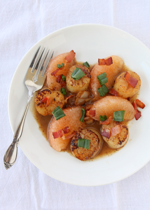 Grapefruit Bacon Scallops | thekitchenpaper.com