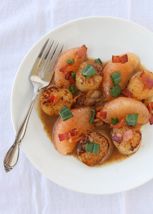 Grapefruit Bacon Scallops | thekitchenpaper.com