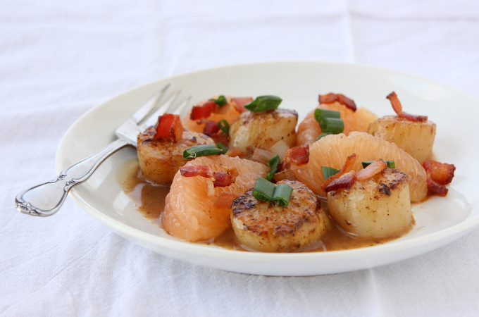 Grapefruit Bacon Scallops | thekitchenpaper.com