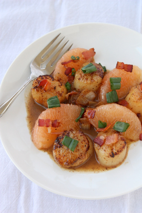 Grapefruit Bacon Scallops | thekitchenpaper.com