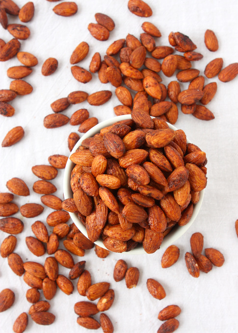 Brown Sugar Sriracha Almonds | thekitchenpaper.com