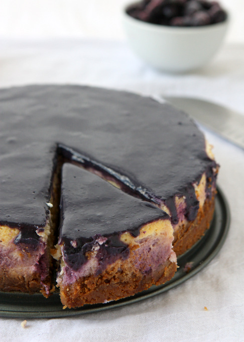 Lemon Blueberry Cheesecake with Blueberry Curd | thekitchenpaper.com