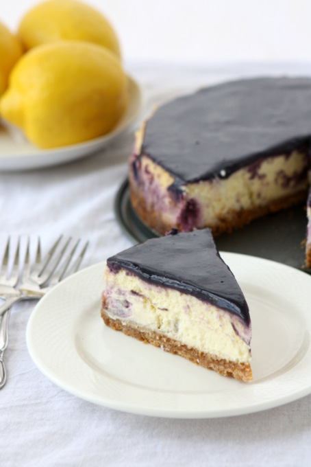 Lemon Blueberry Cheesecake with Blueberry Curd | thekitchenpaper.com