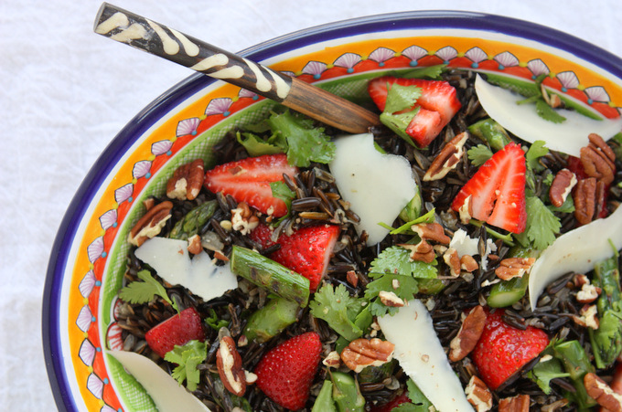 Spring Wild Rice Salad with Asparagus and Strawberries | thekitchenpaper.com