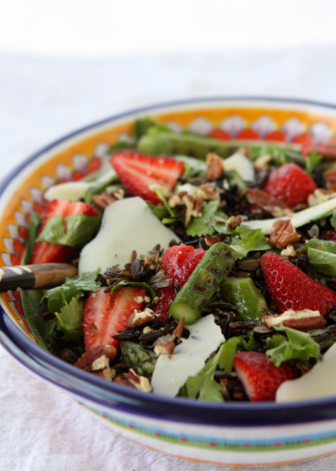 Spring Wild Rice Salad with Asparagus and Strawberries | thekitchenpaper.com