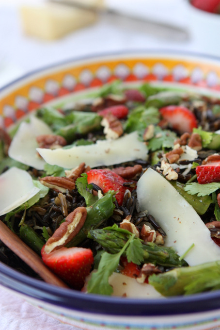 Spring Wild Rice Salad with Asparagus and Strawberries | thekitchenpaper.com