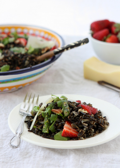 Spring Wild Rice Salad with Asparagus and Strawberries | thekitchenpaper.com