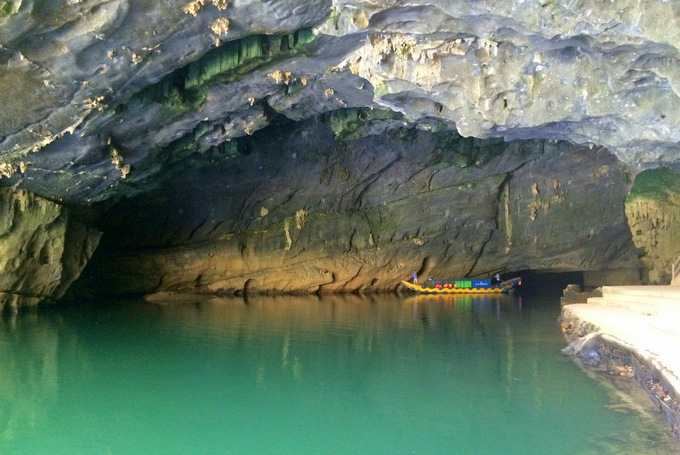 Entrance to Phong Nha Cave | thekitchenpaper.com