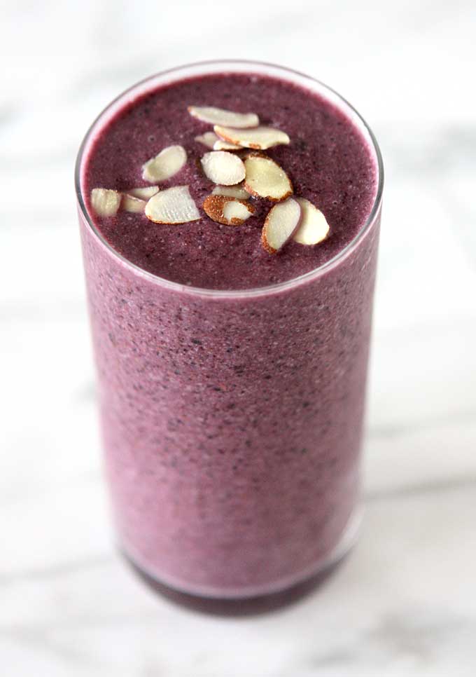 Blueberry Almond Smoothie | thekitchenpaper.com