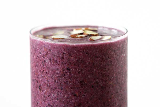 Blueberry Almond Smoothie | thekitchenpaper.com