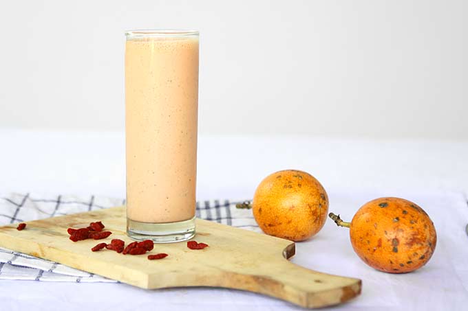 Goji Berry Passionfruit Smoothie | thekitchenpaper.com