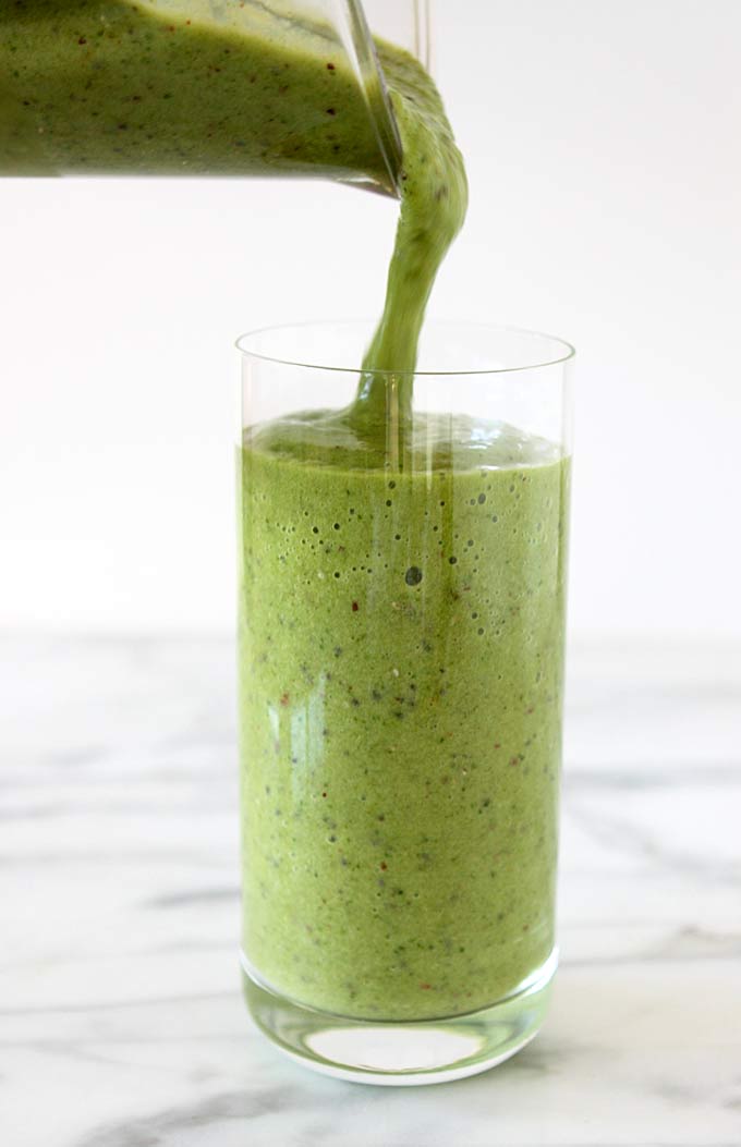 Peach Chia Green Smoothie | thekitchenpaper.com