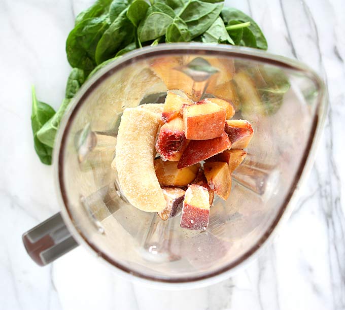 Peach Chia Green Smoothie | thekitchenpaper.com