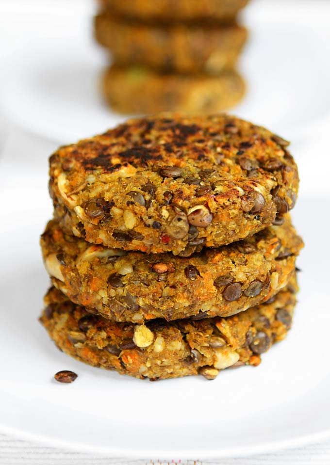 Lemongrass Lentil Cakes with Goji Tahini Sauce | thekitchenpaper.com