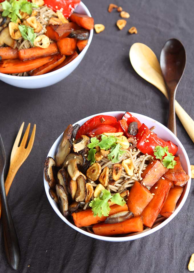 Sesame Soy Soba Noodles with Blackened Veggies and Garlic Chips | thekitchenpaper.com