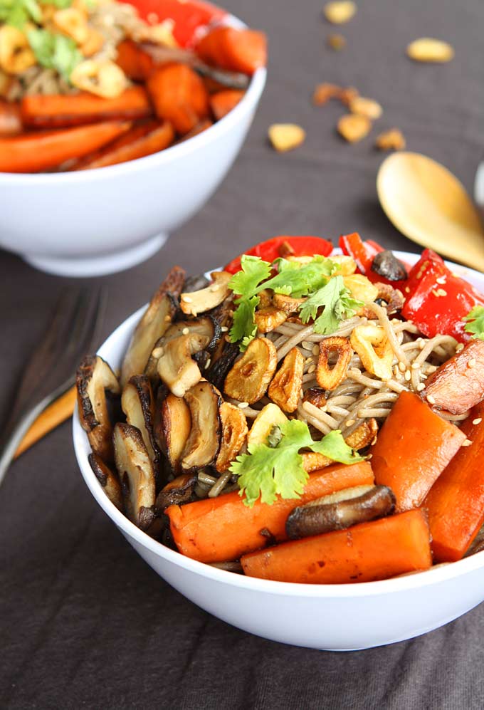 Sesame Soy Soba Noodles with Blackened Veggies and Garlic Chips | thekitchenpaper.com