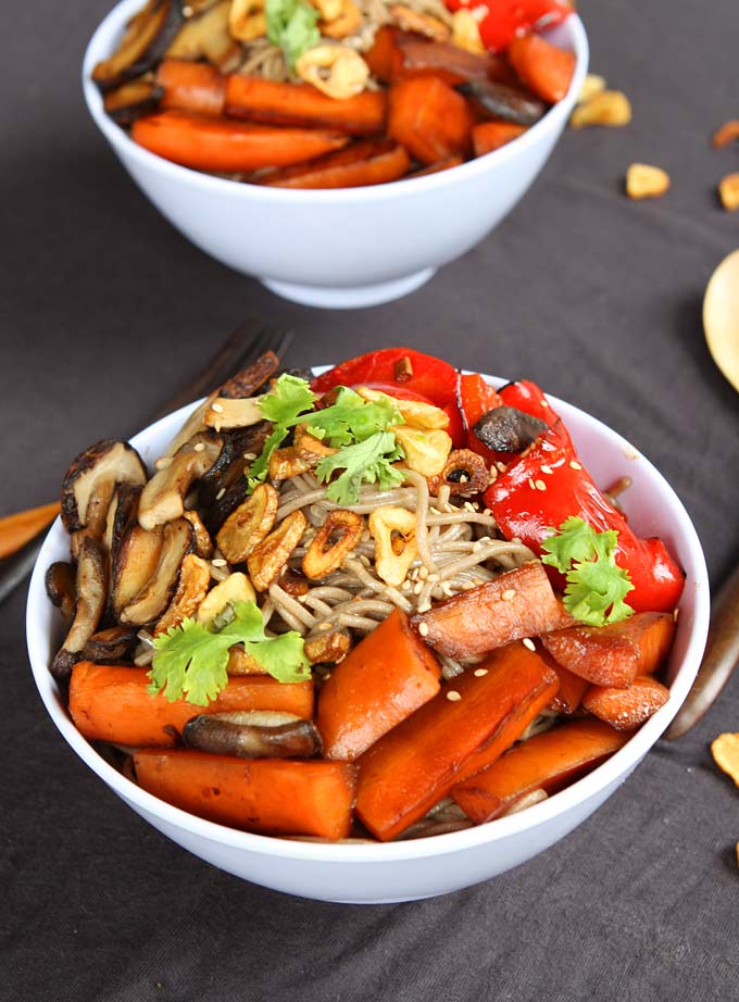 Sesame Soy Soba Noodles with Blackened Veggies and Garlic Chips | thekitchenpaper.com