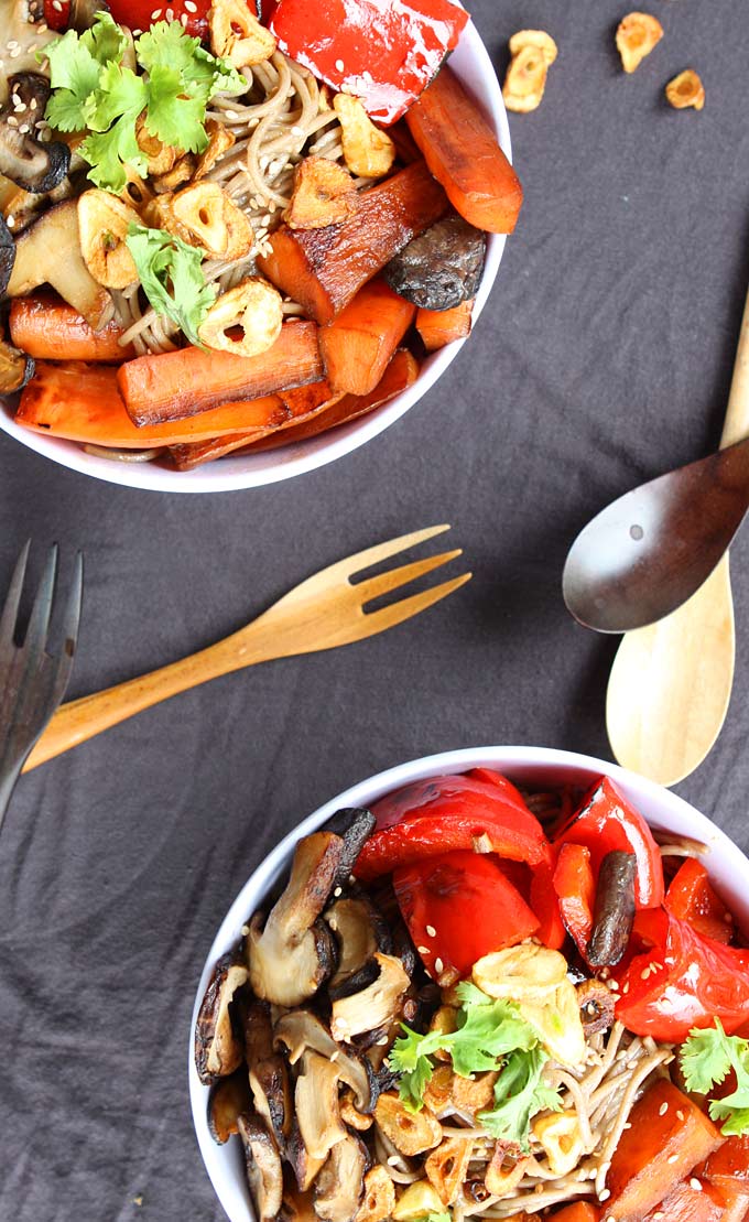 Sesame Soy Soba Noodles with Blackened Veggies and Garlic Chips | thekitchenpaper.com