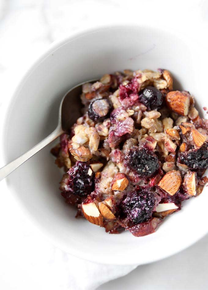 Almond Berry Baked Oatmeal | thekitchenpaper.com