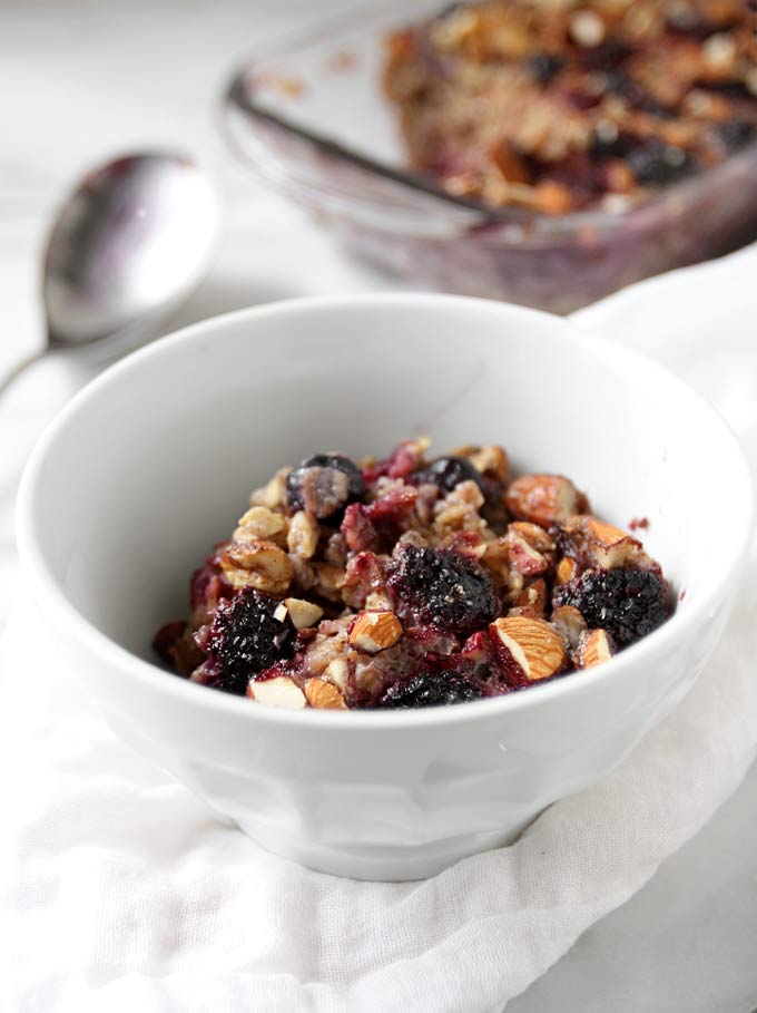 Almond Berry Baked Oatmeal | thekitchenpaper.com