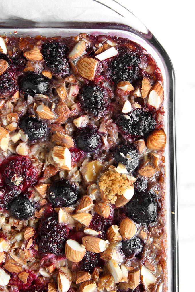 Almond Berry Baked Oatmeal | thekitchenpaper.com