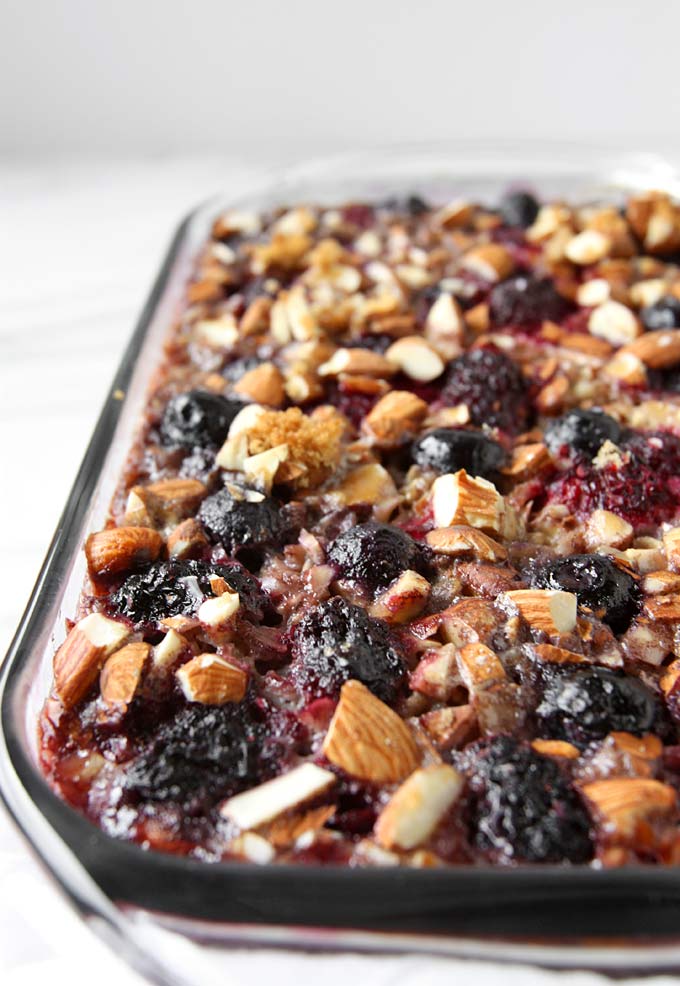 Almond Berry Baked Oatmeal | thekitchenpaper.com