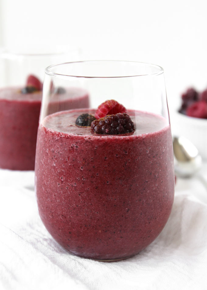 Cinnamon Pear Berry Coconut Water Smoothie | thekitchenpaper.com