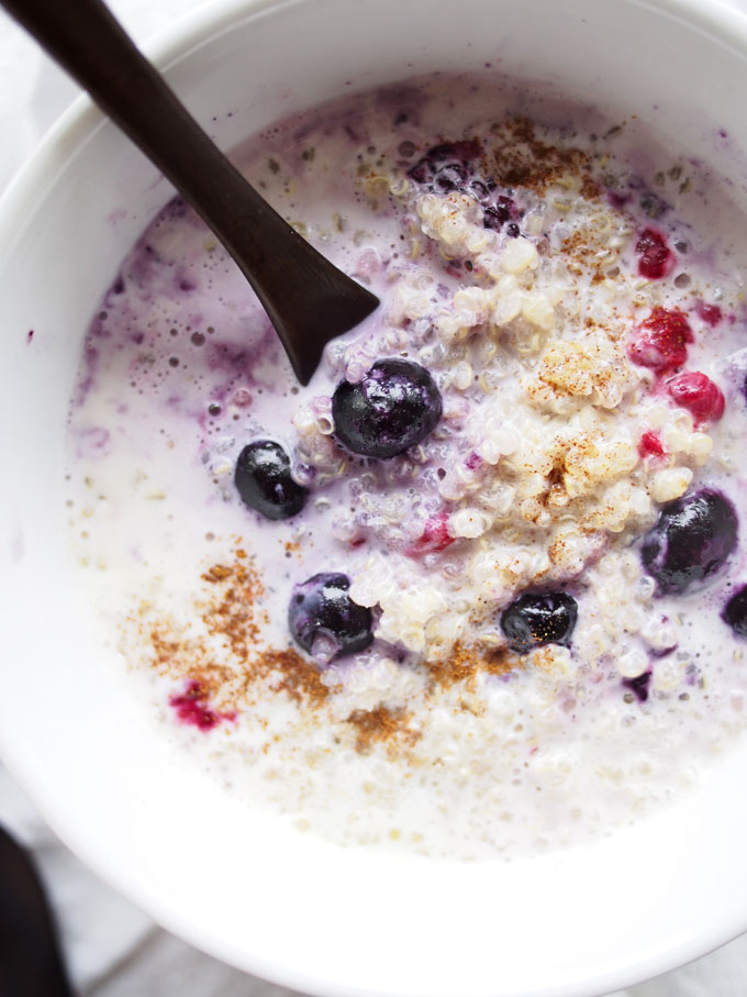 2-Minute Berry Breakfast Quinoa | thekitchenpaper.com