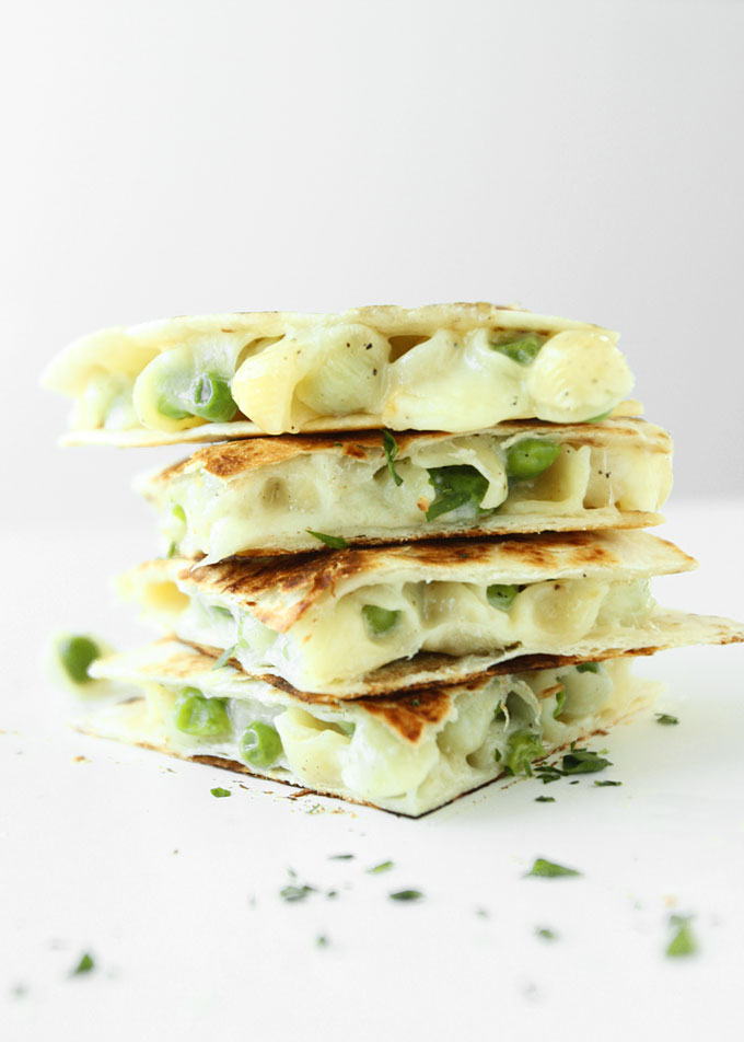 White Cheddar & Peas Macaroni & Cheese Quesadilla | thekitchenpaper.com