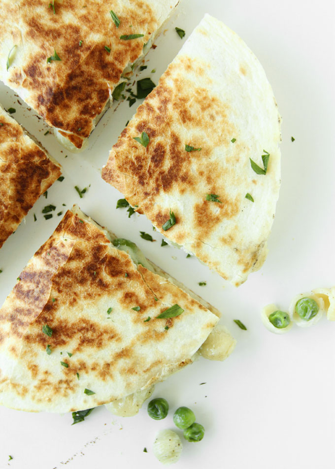 White Cheddar & Peas Macaroni & Cheese Quesadilla | thekitchenpaper.com